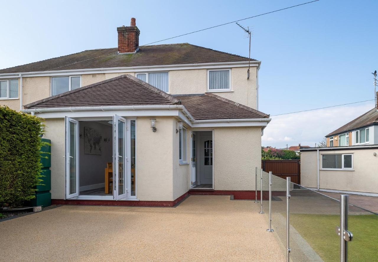 Lovely 3 Bedroom Home In Rhos On Sea Екстериор снимка
